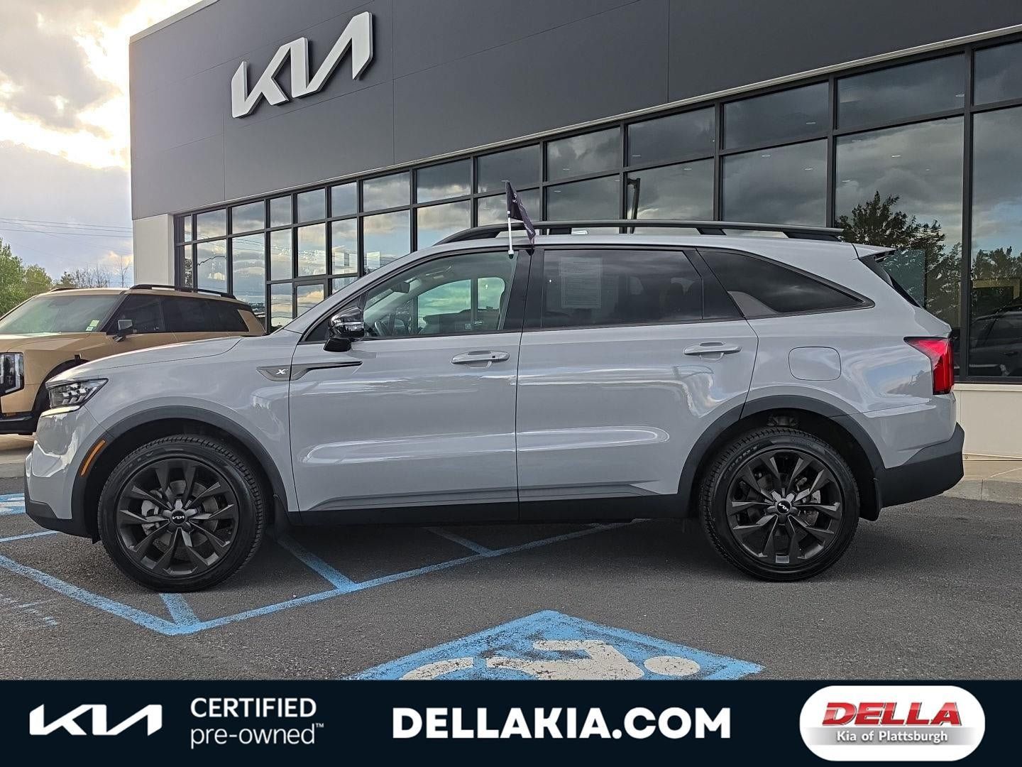 Certified 2023 Kia Sorento SX Prestige AWD/4WD image 2