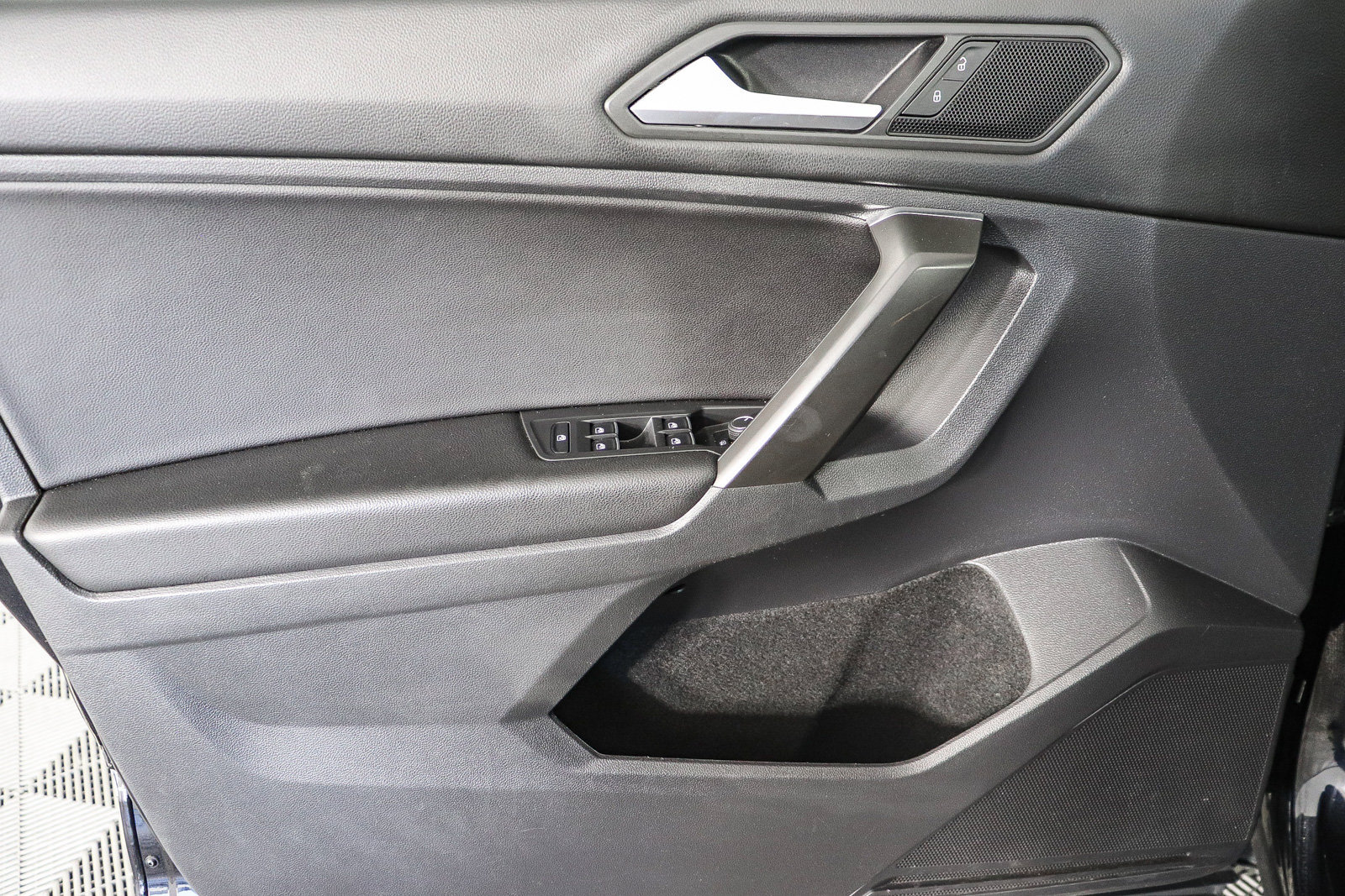 Used 2021 Volkswagen Tiguan SE w/ Panoramic Sunroof Package FWD image 22