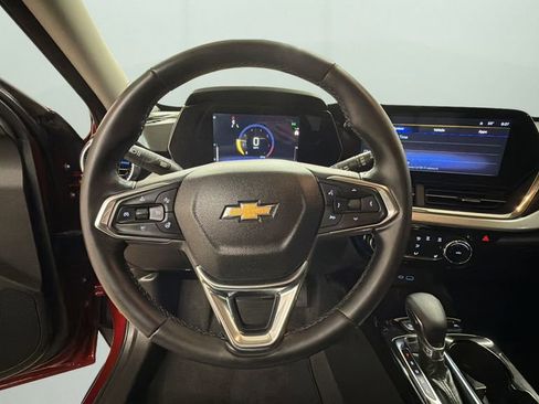 Used 2025 Chevrolet Trax LT w/ LT Convenience Package FWD image 12