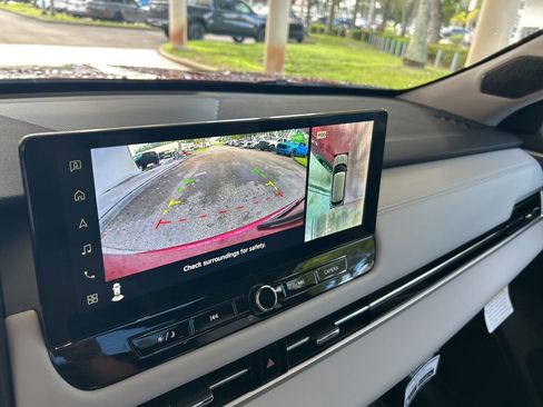 New 2025 Mitsubishi Outlander SE image 10