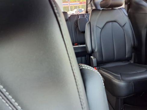 New 2025 Chrysler Pacifica Select image 24