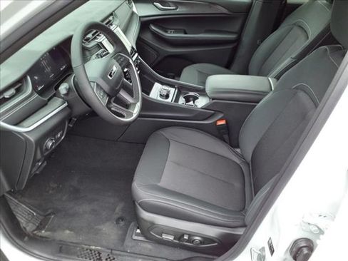 Used 2024 Jeep Grand Cherokee Laredo X w/ Luxury Tech Group I AWD/4WD image 5
