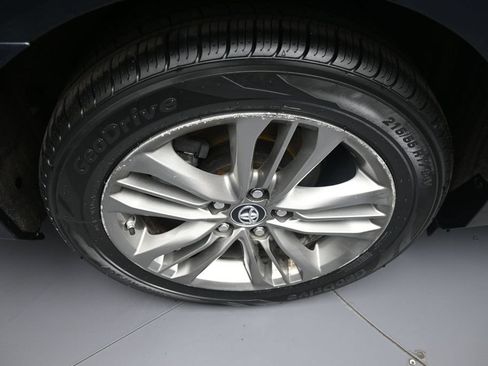 Used 2017 Toyota Camry SE FWD image 13