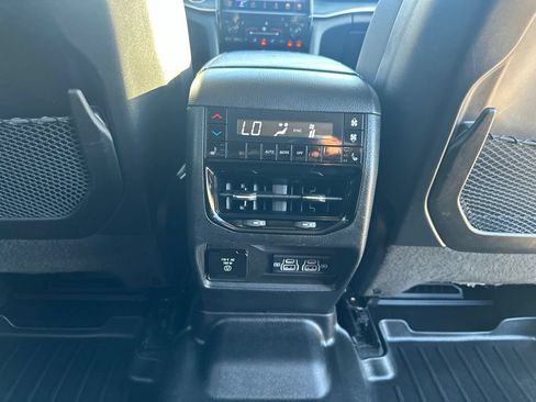 Used 2023 Jeep Grand Cherokee L Limited w/ Black Appearance Package AWD/4WD image 32