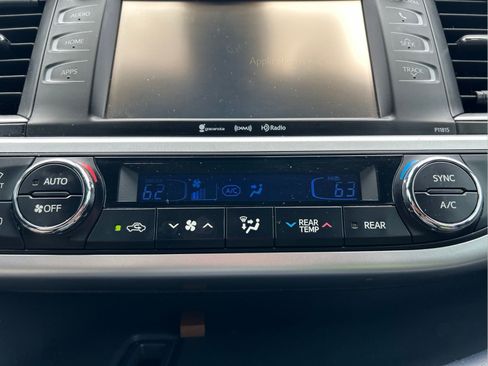 Used 2019 Toyota Highlander Plus FWD image 31