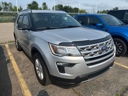 Used 2018 Ford Explorer XLT w/ Equipment Group 202A AWD/4WD image 10