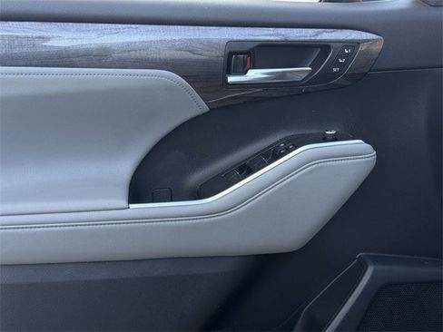 Used 2021 Toyota Highlander Limited image 26