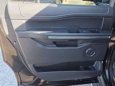 Used 2022 Ford Expedition Max XLT image 12