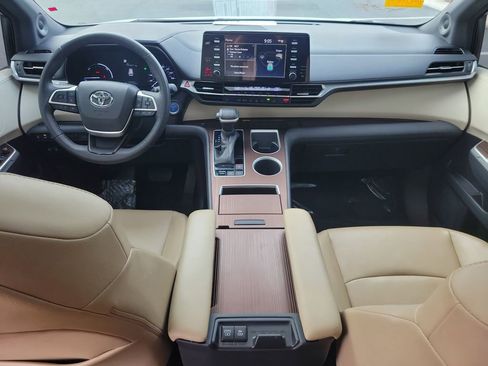 Used 2022 Toyota Sienna XLE image 12