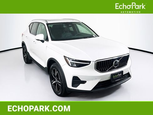 Used 2025 Volvo XC40 B5 Core image 1
