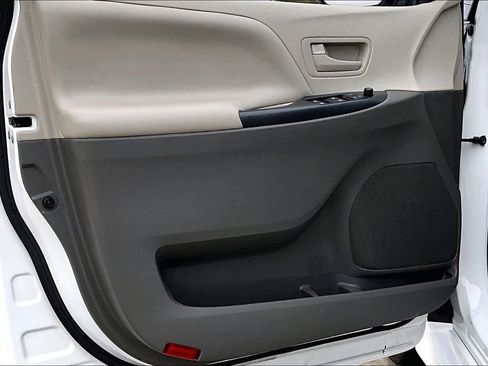 Used 2020 Toyota Sienna L image 40