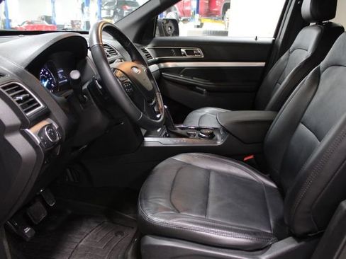 Used 2017 Ford Explorer XLT w/ Equipment Group 202A AWD/4WD image 21