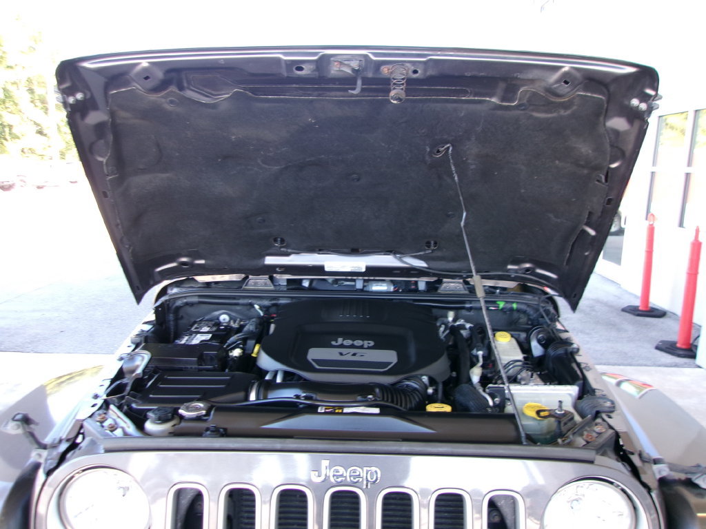 Used 2016 Jeep Wrangler Unlimited Sahara w/ Max Tow Package AWD/4WD image 6