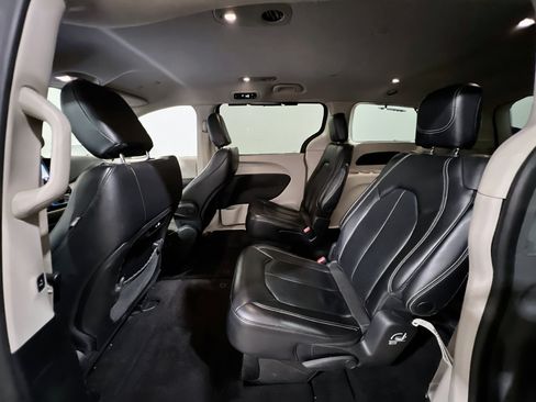 Used 2022 Chrysler Pacifica Touring-L FWD image 16