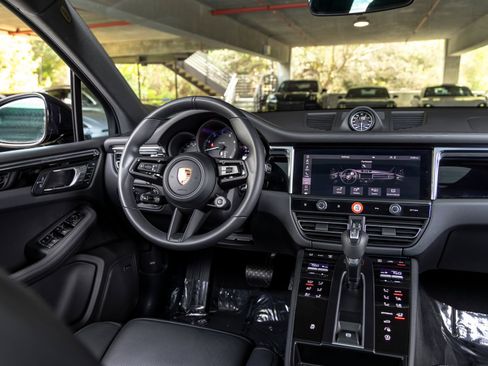 Certified 2026 Porsche Macan AWD/4WD image 39