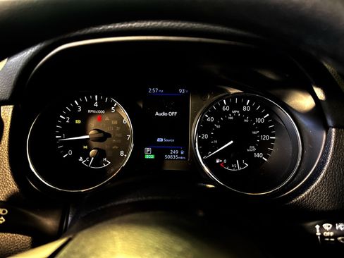 Used 2020 Nissan Rogue S FWD image 17