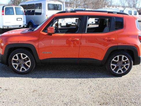 Used 2016 Jeep Renegade Latitude w/ Cold Weather Group FWD image 8