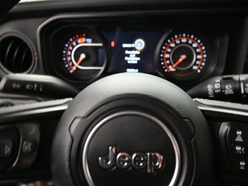 Used 2025 Jeep Wrangler Unlimited Rubicon AWD/4WD image 16