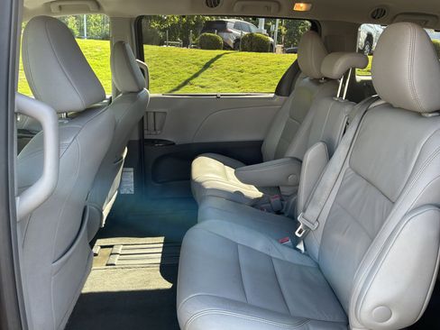 Used 2015 Toyota Sienna XLE w/ XLE Navigation Package FWD image 32