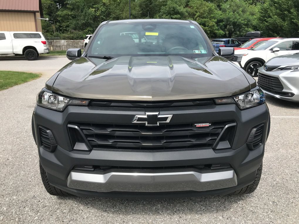 Used 2025 Chevrolet Colorado Trail Boss AWD/4WD image 3