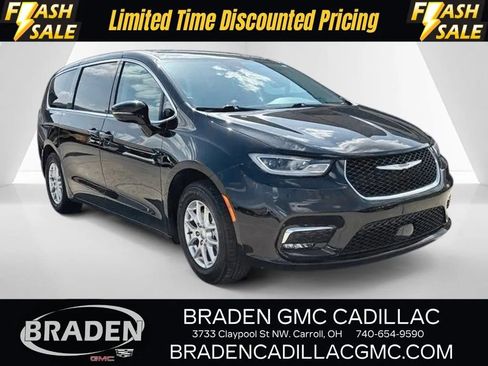 Used 2024 Chrysler Pacifica Touring-L FWD image 1