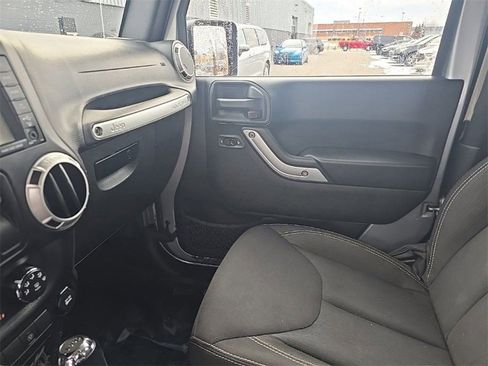 Used 2015 Jeep Wrangler Rubicon w/ Power Convenience Group image 13