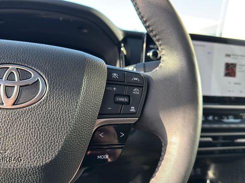 Used 2025 Toyota Camry XLE image 19