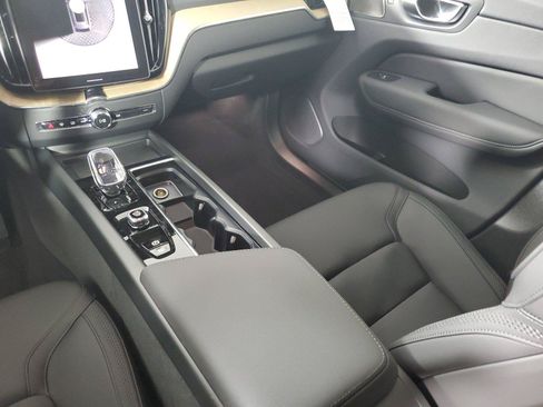 New 2027 Volvo XC60 B5 Plus AWD/4WD image 17