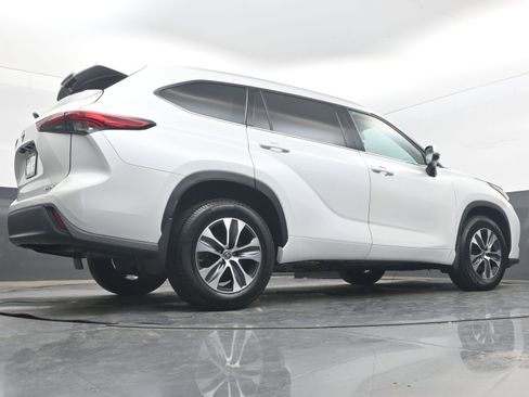 Used 2022 Toyota Highlander XLE AWD/4WD image 29