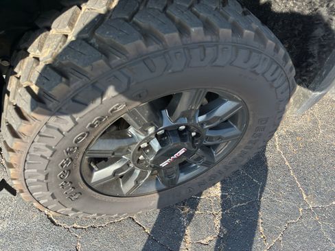 Used 2024 GMC Sierra 2500 AT4 AWD/4WD image 3
