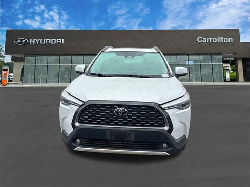 Used 2023 Toyota Corolla Cross XLE w/ Convenience Package image 2