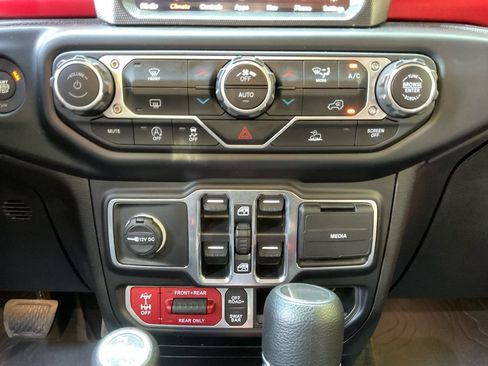 Used 2023 Jeep Gladiator Rubicon w/ Trailer Tow Package AWD/4WD image 25