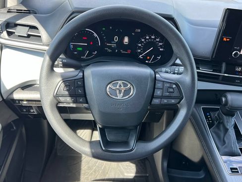 Used 2025 Toyota Sienna LE AWD/4WD image 23