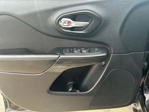 Used 2017 Jeep Cherokee Latitude w/ Cold Weather Group image 8