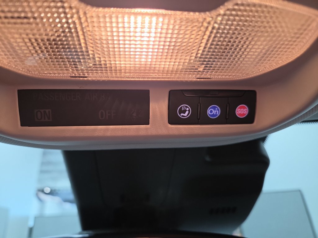 Used 2025 Chevrolet Trax LT w/ LT Convenience Package FWD image 39