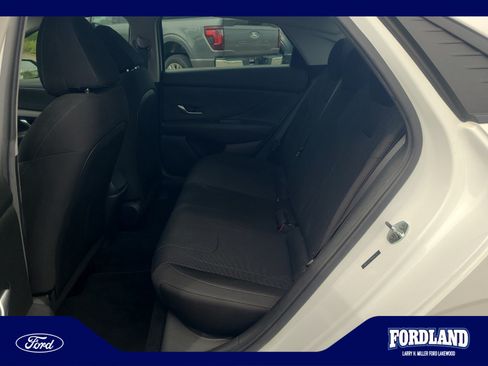 Used 2022 Hyundai Elantra SE FWD image 17
