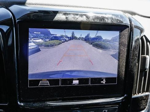 Used 2021 Chevrolet Traverse LT FWD image 19