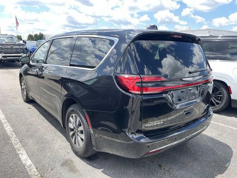 Used 2023 Chrysler Pacifica Touring-L FWD image 6