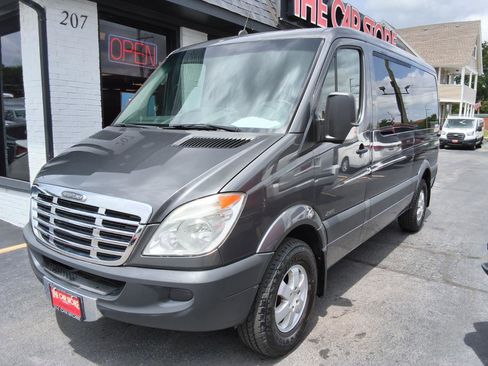 Used 2013 Freightliner Sprinter 2500 RWD image 3