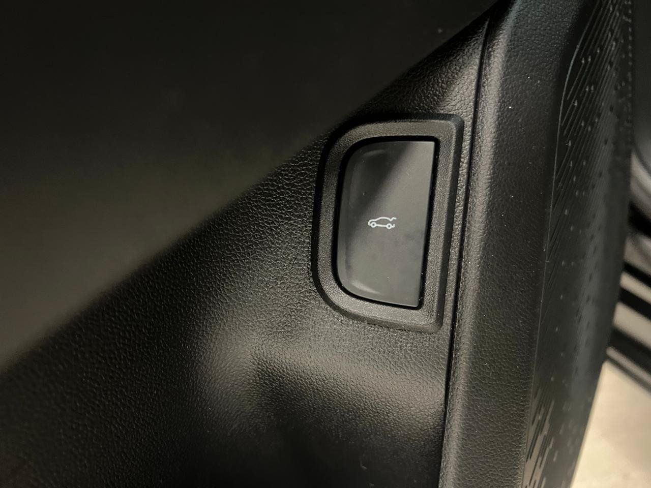Used 2025 Chevrolet Equinox LT w/ Convenience Package II FWD image 32