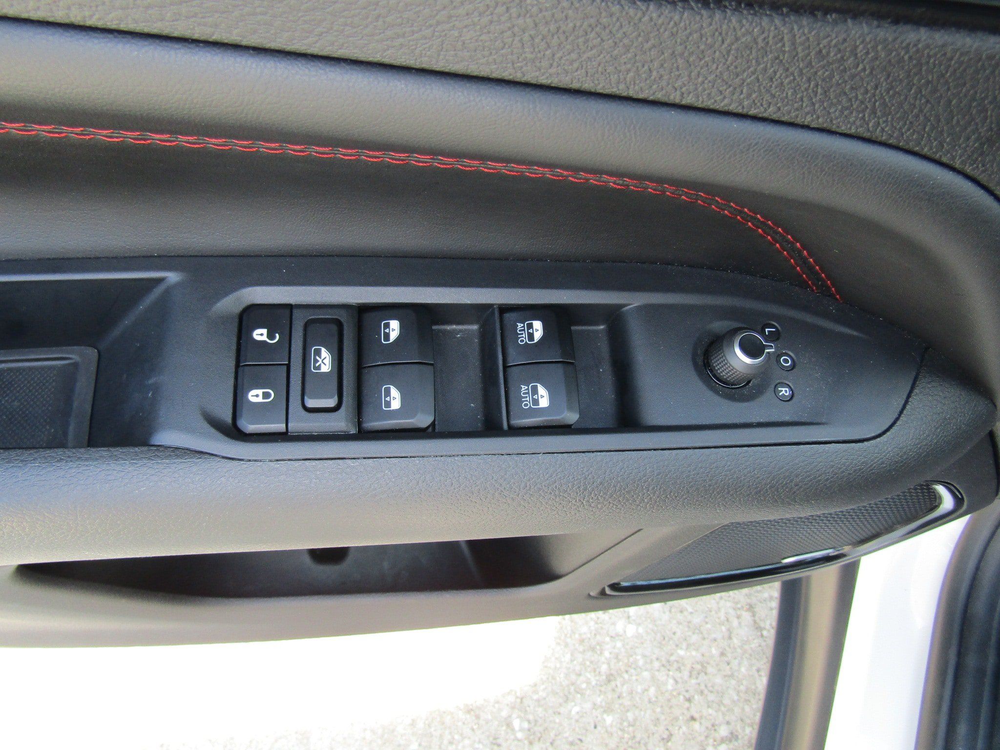 Used 2025 Jeep Compass Trailhawk w/ Sun & Sound Group AWD/4WD image 16