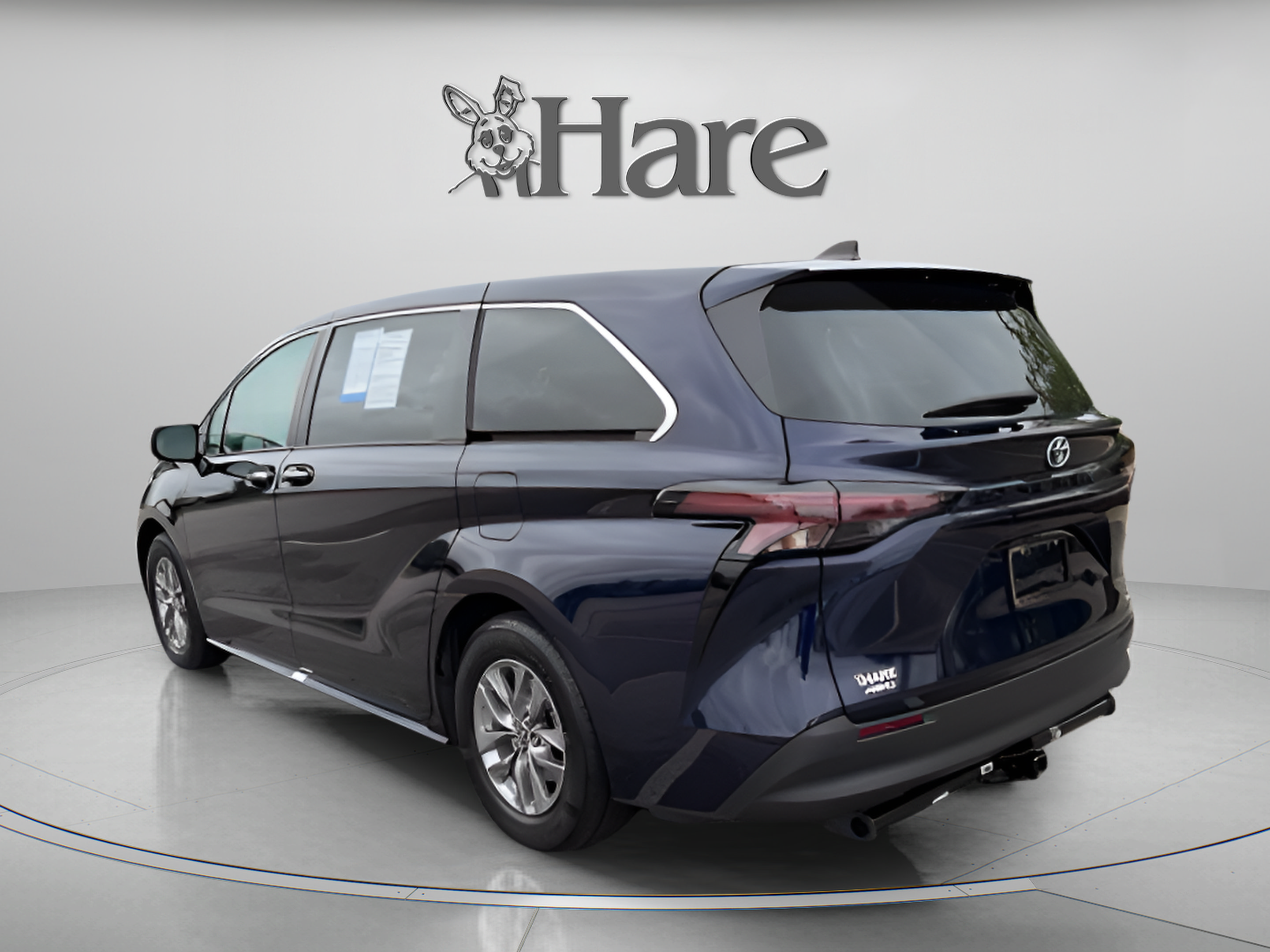 Used 2023 Toyota Sienna XLE AWD/4WD image 3