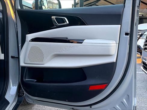 Used 2024 Kia Carnival EX image 22