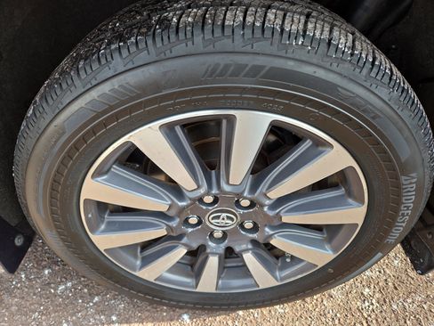 Certified 2019 Toyota Sienna XLE image 11