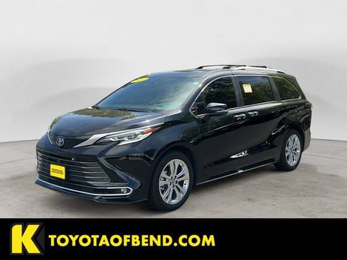 Used 2023 Toyota Sienna Platinum FWD image 1