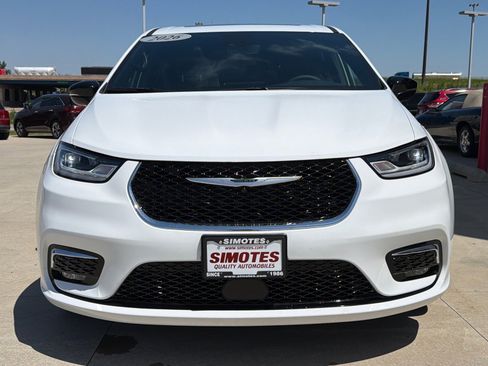 Used 2026 Chrysler Pacifica Limited FWD image 3