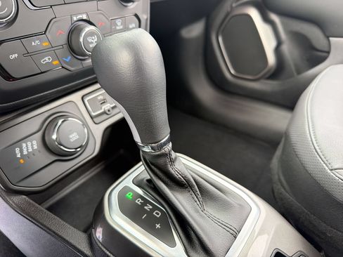 Used 2021 Jeep Renegade Limited AWD/4WD image 36