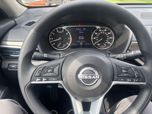 Used 2025 Nissan Altima 2.5 SV FWD image 32