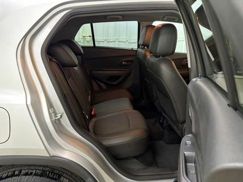 Used 2020 Chevrolet Trax LT w/ LT Convenience Package AWD/4WD image 13