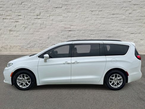Used 2022 Chrysler Pacifica Touring-L FWD image 2